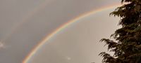 doppelter Regenbogen über Kulmbach, Brechung und Spiegelung des Sonnenlichts in einem Wassertropfen, Dispersion, Natur, Regenbogenfarben